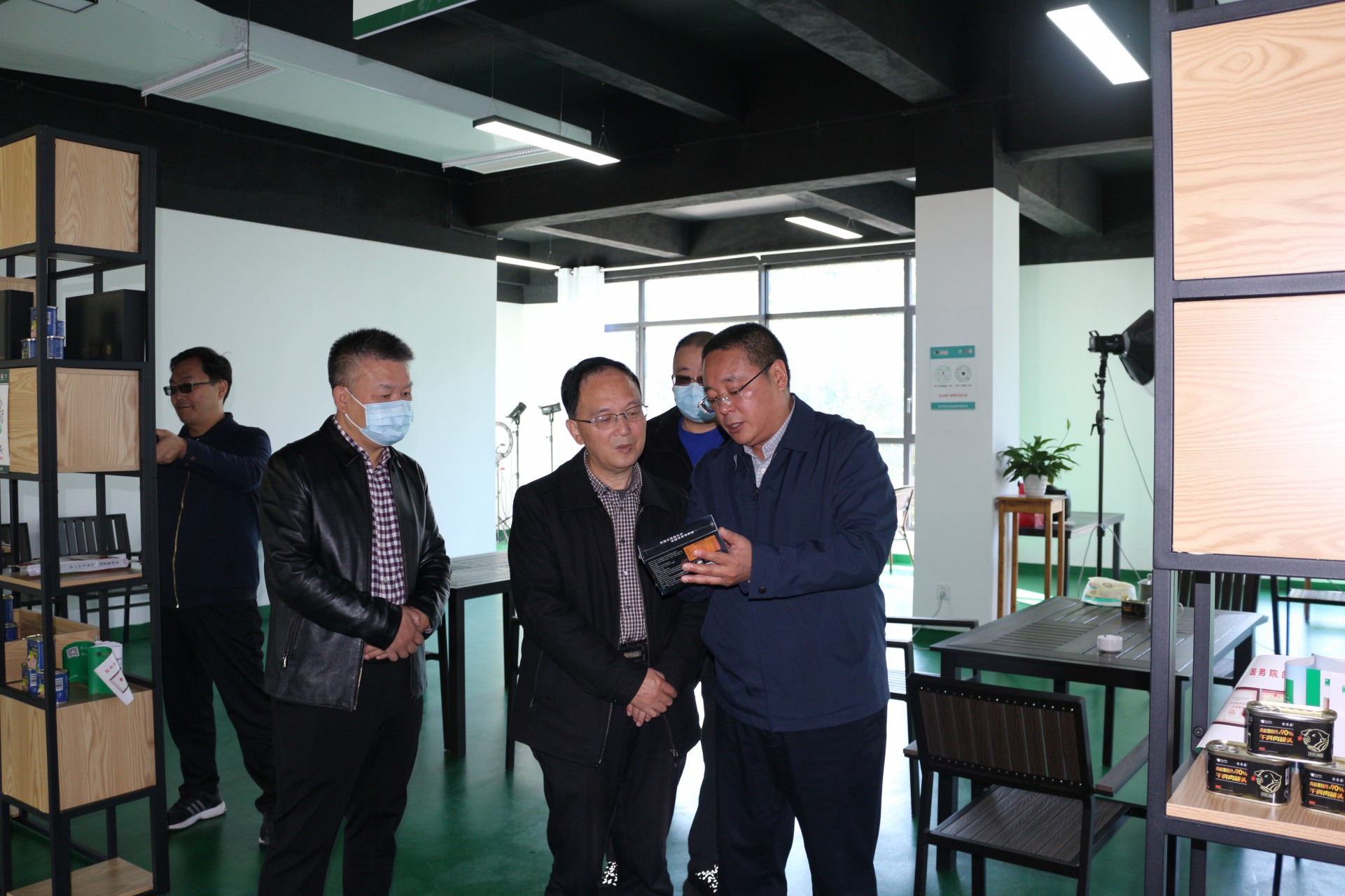 巴中市人大常委會(huì)黨組副書(shū)記、副主任袁聞聰一行蒞臨巴山牧業(yè)考察并調(diào)研